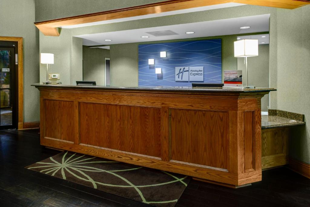 Holiday Inn Express Hotel & Suites Atlanta Buckhead an IHG Hotel Main image 2